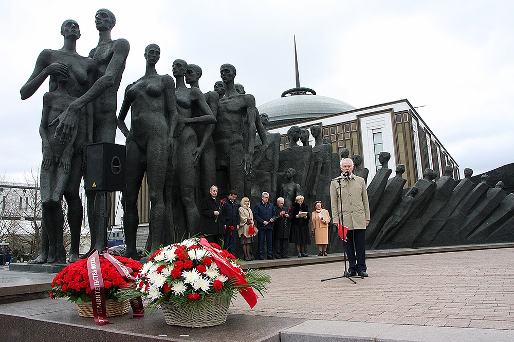 Мероприятия к годовщине освобождения освенцима. Бухенвальд мемориальный комплекс. День освобождения узников фашистских концлагерей. Памяти узников концлагерей. Узники фашистских концлагерей.